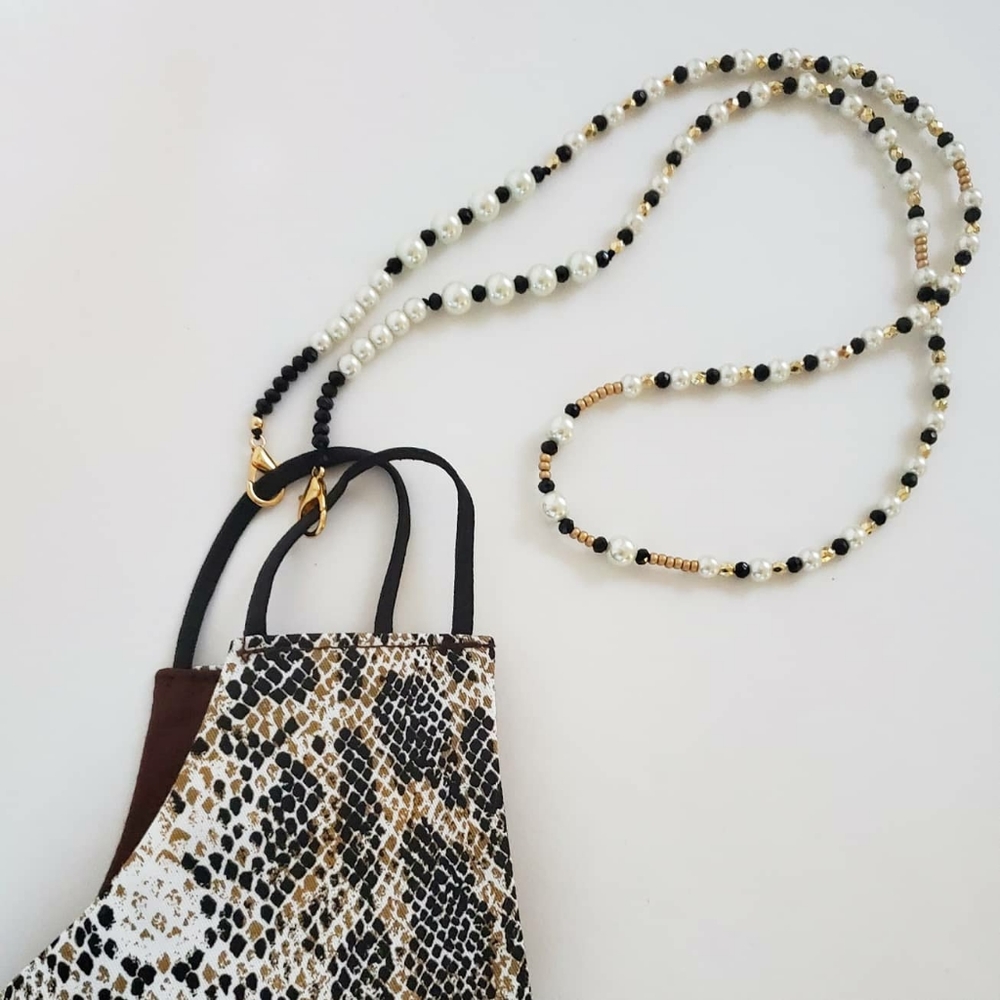 All included: Mask, holder and earrings bundle